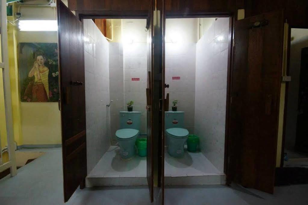 Baan Bovorn Hostel Bangkok Exterior photo